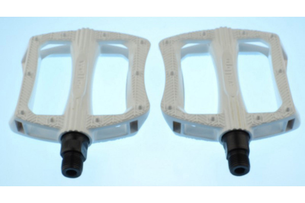 Педали Wellgo В-121, алюм., белые Педали Wellgo В-121, алюм., белые